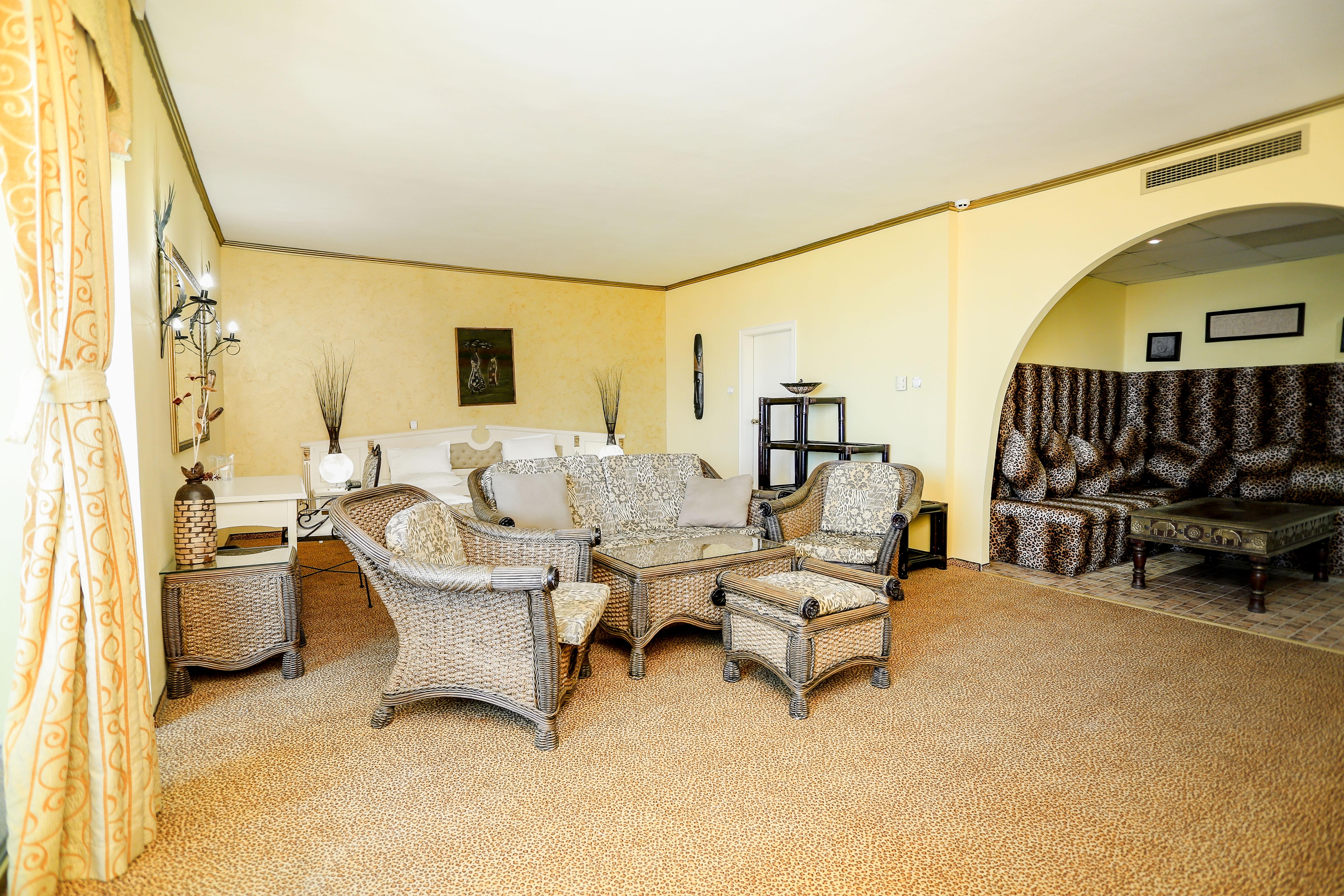 Imperial Palace Hotel Σάνι Μπιτς Εξωτερικό φωτογραφία A living room with carpet