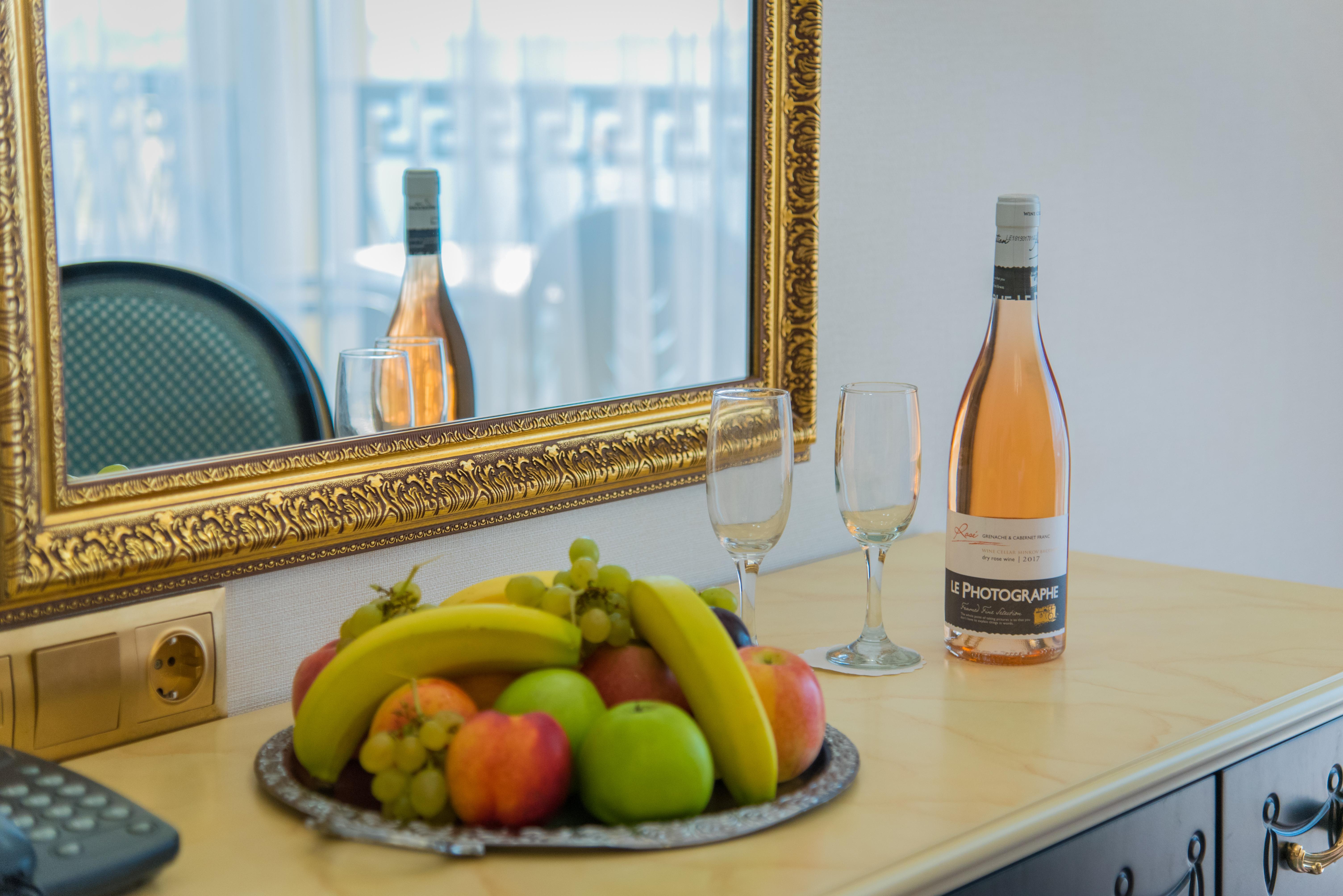 Imperial Palace Hotel Σάνι Μπιτς Εξωτερικό φωτογραφία A bottle of wine and fruit