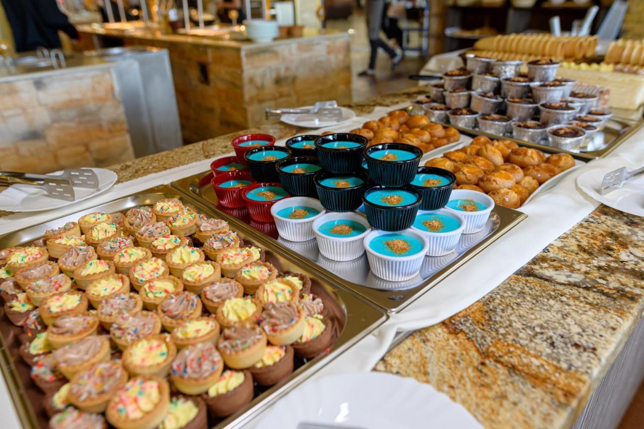 Imperial Palace Hotel Σάνι Μπιτς Εξωτερικό φωτογραφία A selection of desserts at a buffet