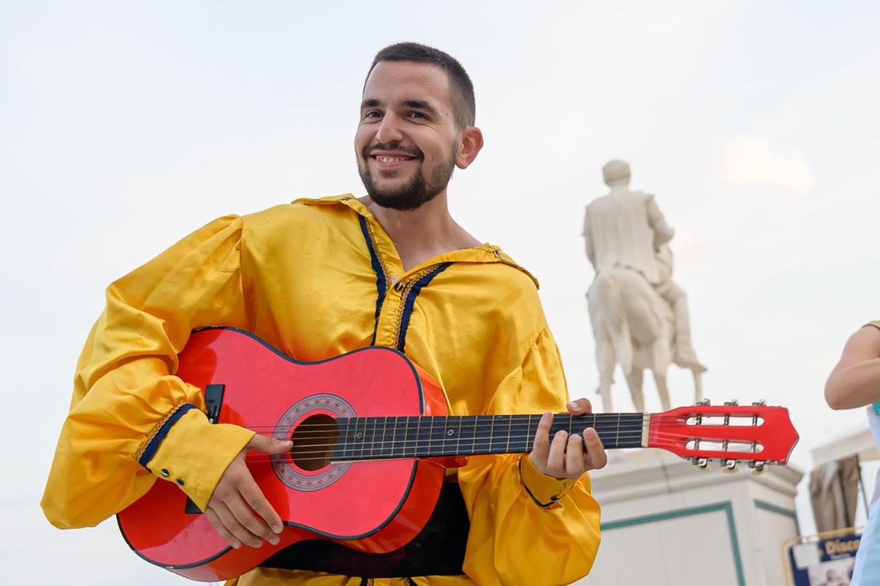 Imperial Palace Hotel Σάνι Μπιτς Εξωτερικό φωτογραφία A street performer in Madrid