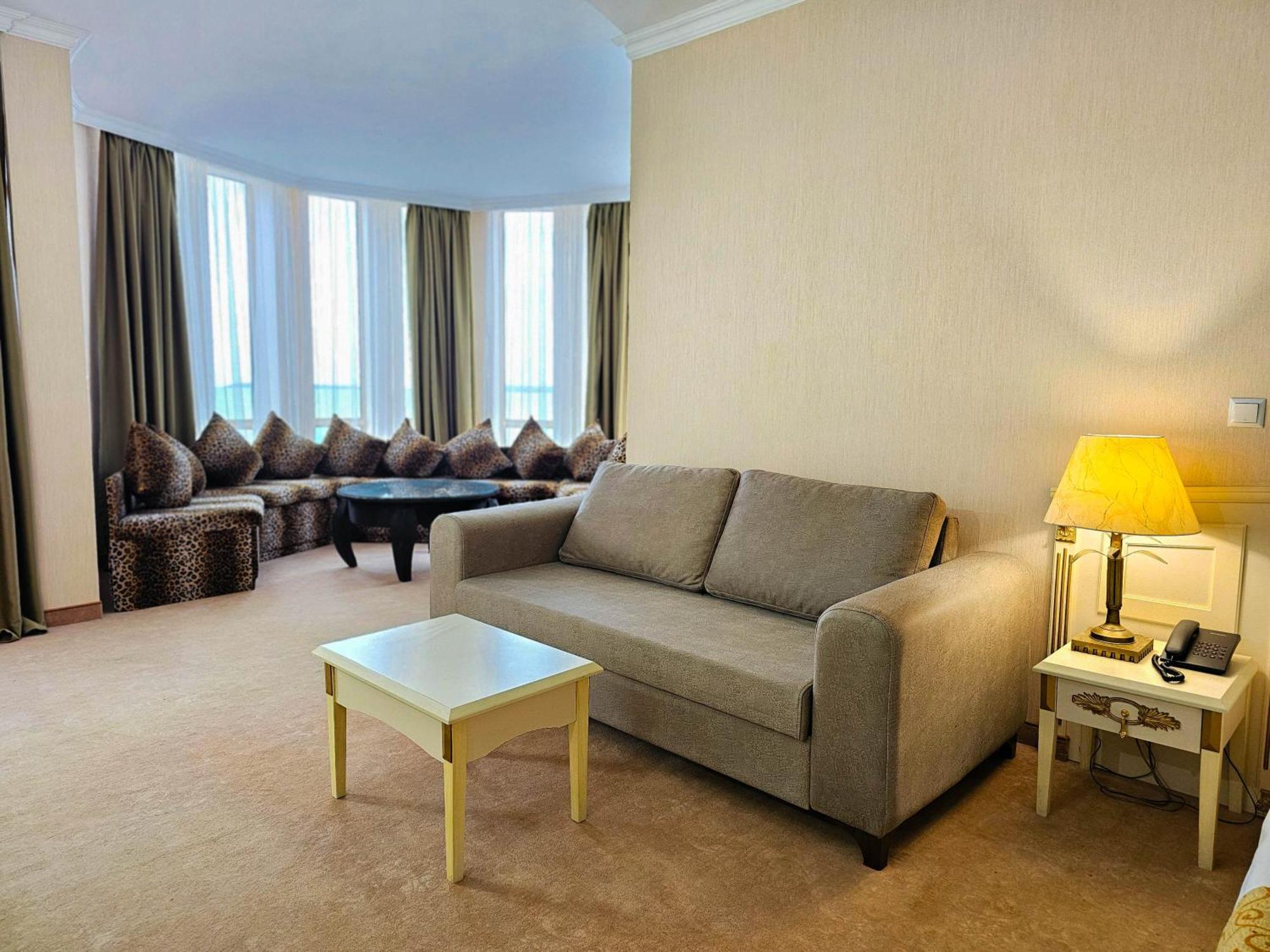 Imperial Palace Hotel Σάνι Μπιτς Εξωτερικό φωτογραφία A living room in a suite