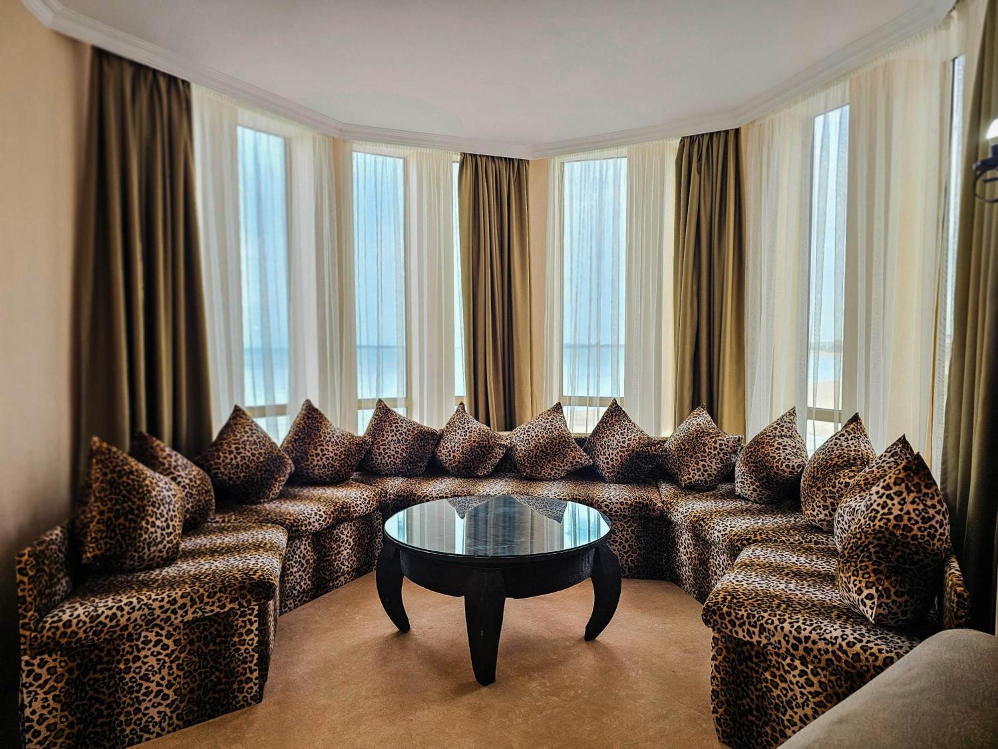 Imperial Palace Hotel Σάνι Μπιτς Εξωτερικό φωτογραφία A Moroccan-style living room