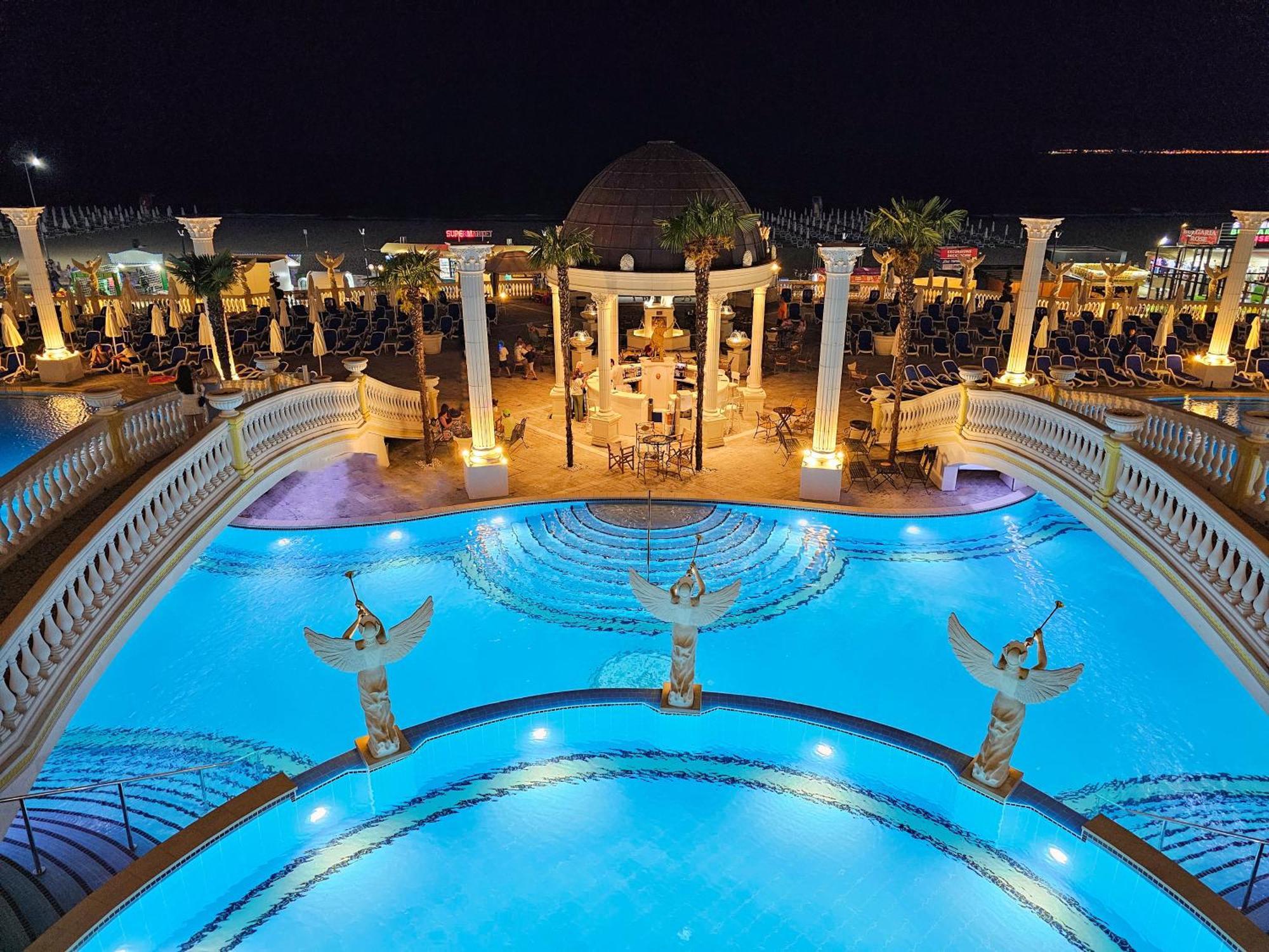 Imperial Palace Hotel Σάνι Μπιτς Εξωτερικό φωτογραφία The pool at the Royal Towers